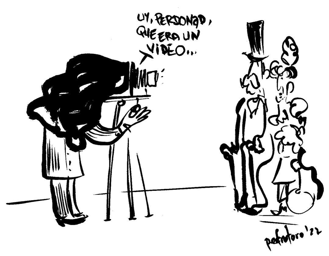 Familia decimonónica parada demasiado tiempo delante del fotógrafo